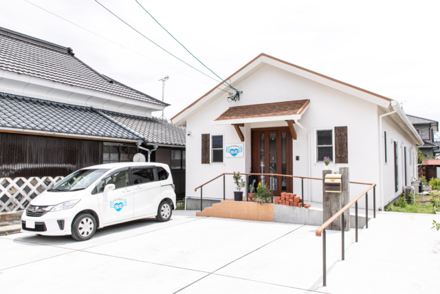 フラットな入口と車いすも利用可能なスロープ