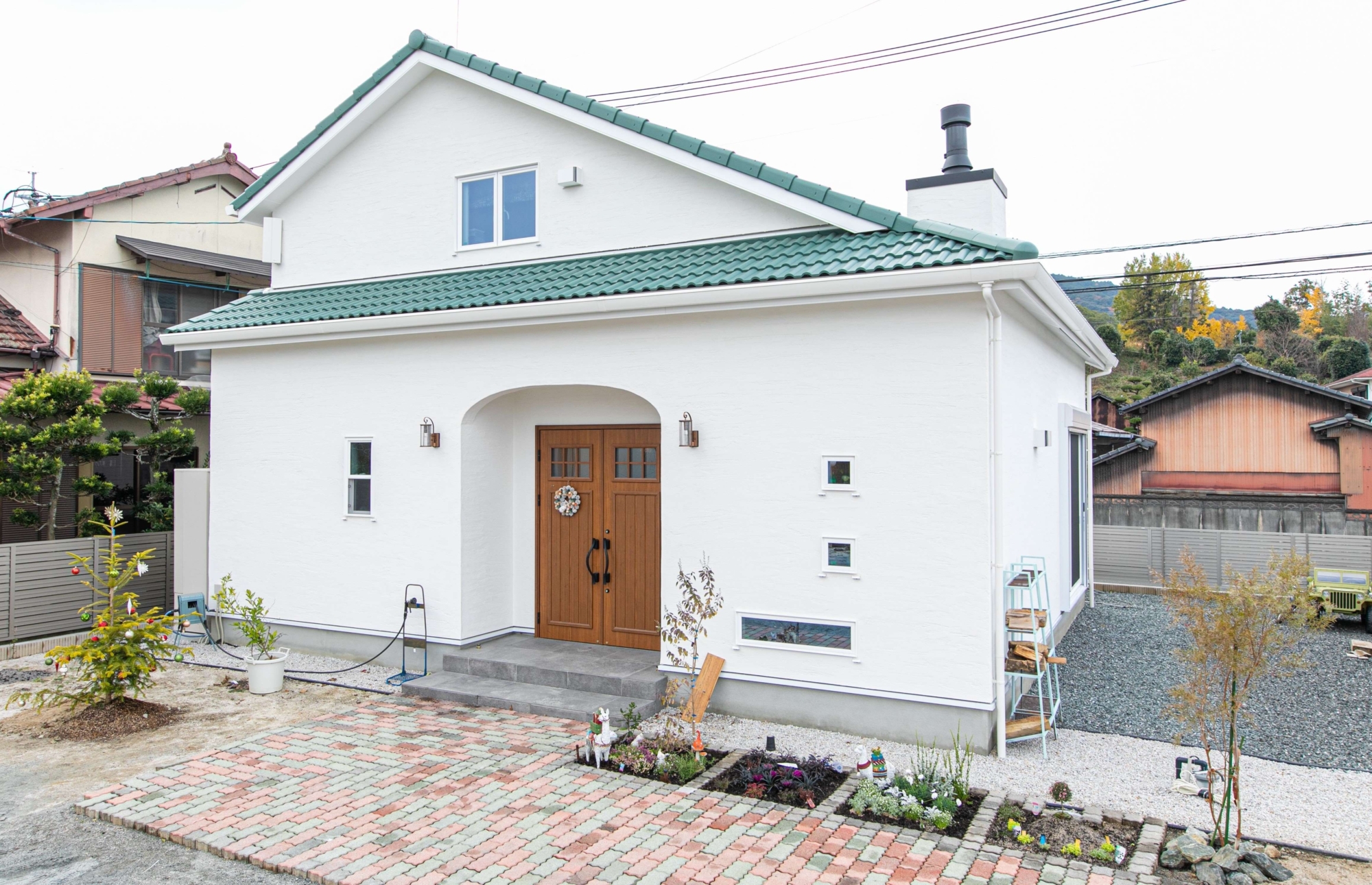 無垢材と漆喰の風合いにグリーンが調和した平屋風の家