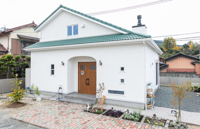 無垢材と漆喰の風合いにグリーンが調和した平屋風の家